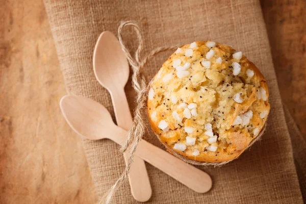 Mak muffin w stylu rustykalnym — Zdjęcie stockowe