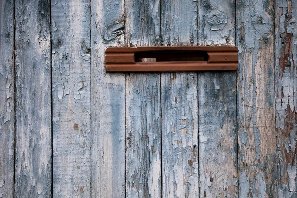 Très vieille boîte aux lettres en clôture en bois à roues — Photo