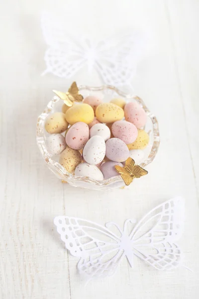 复活节巧克力奶花鸡蛋在碗用纸蝶形上 w — 图库照片