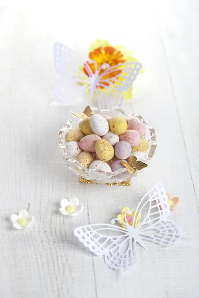 复活节巧克力奶花碗里的鸡蛋 — 图库照片