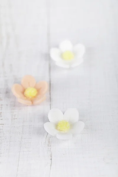 Três flores de flor de açúcar na mesa velha branca — Fotografia de Stock