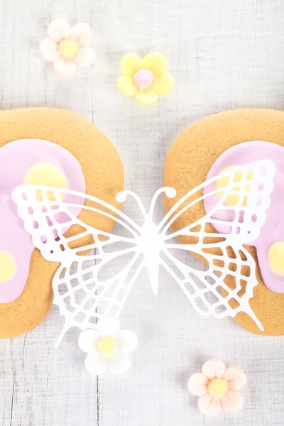 砂糖の花と華やかな紙蝶とジンジャー クッキー — ストック写真