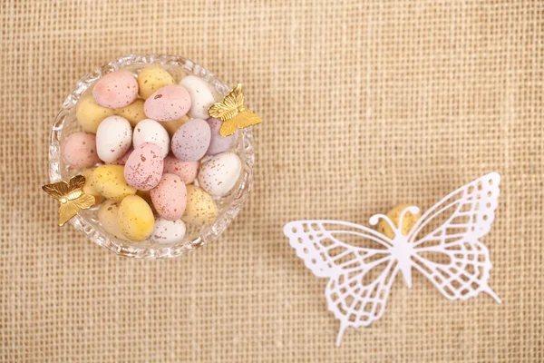 复活节巧克力奶花鸡蛋在碗用纸蝶形上 h — 图库照片