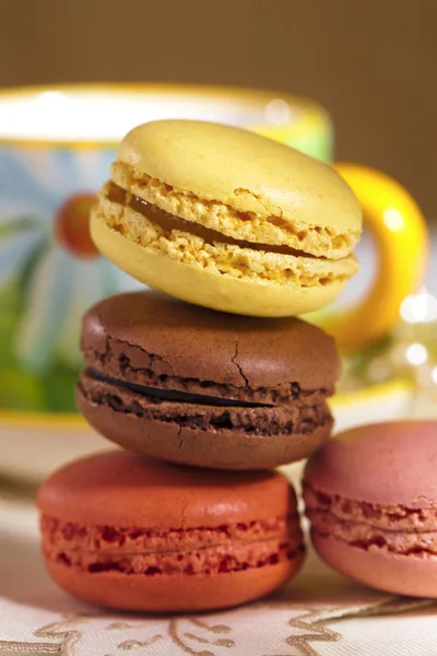 Uroczysty macarons z filiżanki herbaty, kolorowe, płytkie dof — Zdjęcie stockowe