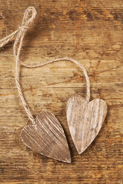 Amarrou corações cortejados na madeira velha — Fotografia de Stock