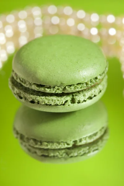Macaron matcha kendi yansıması ayna zemin ile yeşil — Stok fotoğraf