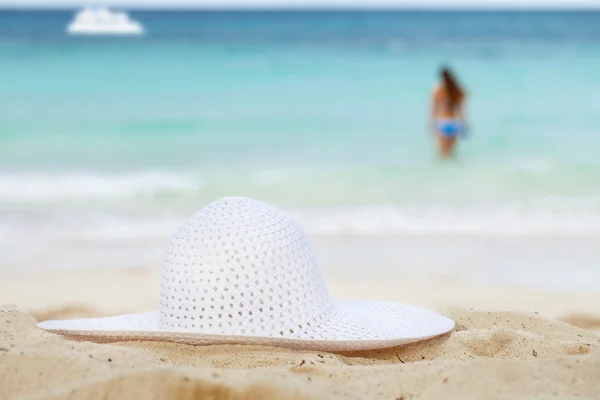 Море, пляж, белая шляпа, девушка и лодка — стоковое фото