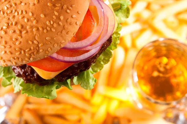 Klassieke rundvlees cheeseburger met aardappel frietjes en bier — Stockfoto