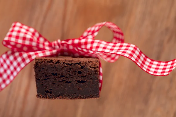 Kırmızı işaretli yay ile Çikolatalı browni kurabiye — Stok fotoğraf