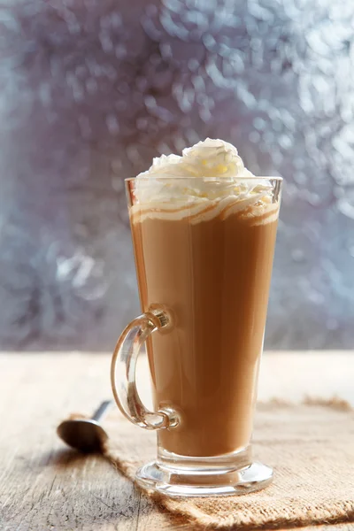 Kaffe latte macchiato med grädde i glas nära fönster — Stockfoto
