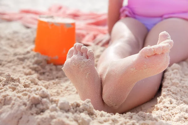 Bambino sulla sabbia dorata della spiaggia, dof poco profondo — Foto Stock