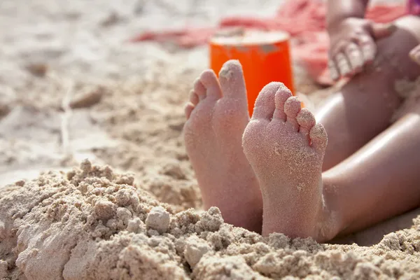 Menina brincando na areia de praia dourada, dof rasa — Fotografia de Stock