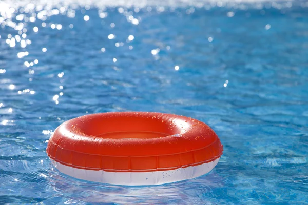 Floating ring on blue water swimpool with waves reflecting in t — Stock Photo, Image