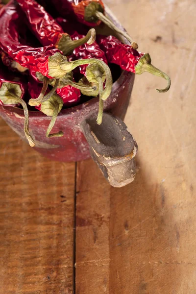 Rode hete pepers peper in oude houten kom, ondiep dof — Stockfoto