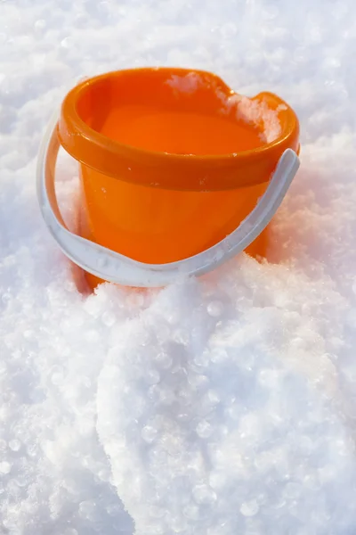 Heller Sommereimer im Schneegestöber mit hellem Funkeln — Stockfoto