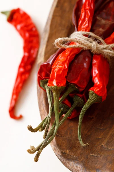 Red hot Chili peppar gäng i trä båge — Stockfoto