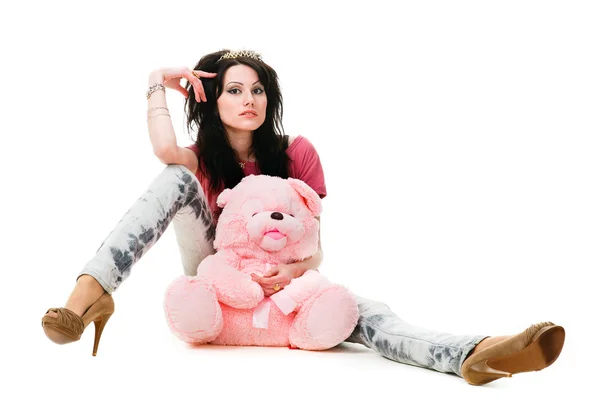 Genç seksi kız bir oyuncak ayı ile oturur — Stok fotoğraf