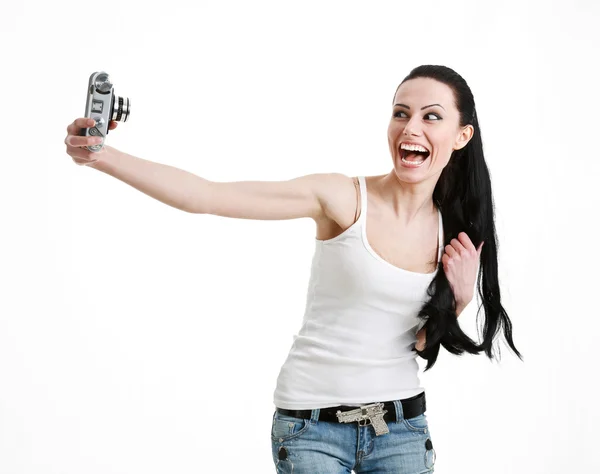 Oung mujer fotografiándose a sí misma cámara retro — Foto de Stock
