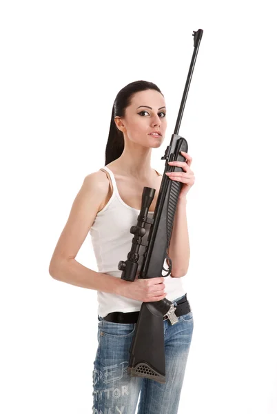 Молодая сексуальная женщина со снайперской винтовкой . — стоковое фото