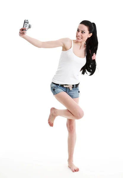 Молодая, сексуальная, женщина фотографирует себя ретро-камерой . — стоковое фото