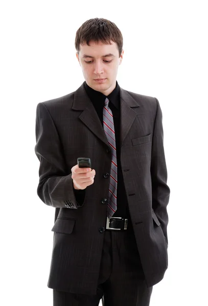 Ein junger Mann im Anzug, wählt eine Nummer im Telefon. — Stockfoto