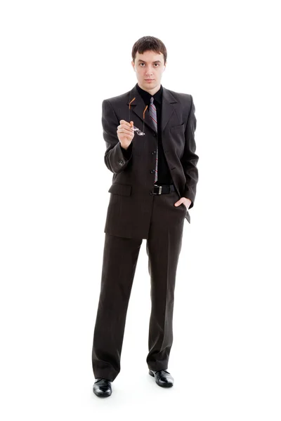 Ung man i kostym innehar en glasögon, isolerad på en vit backg — Stockfoto