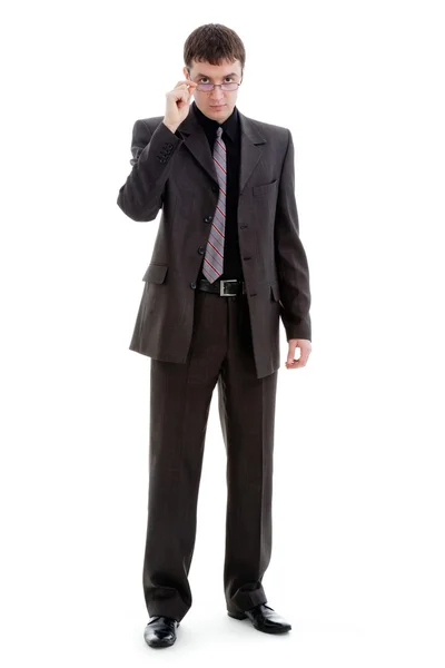 Młody człowiek w garnitur i krawat, patrząc na jego okulary. — Zdjęcie stockowe