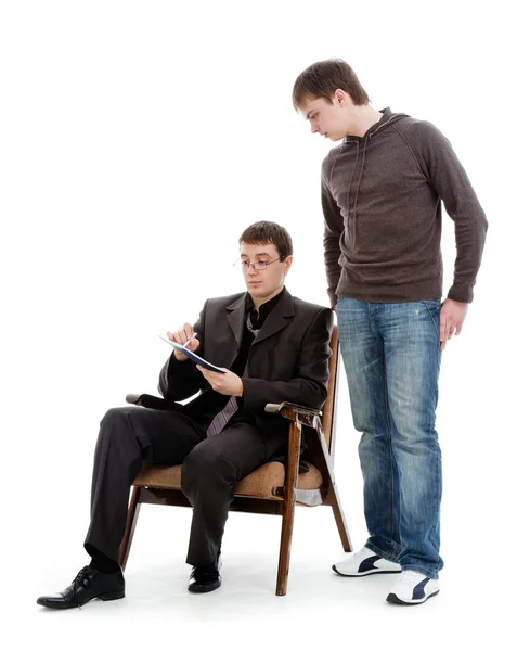 Ein Mann im Anzug zeigt ein Studentenprotokoll in einem Notizbuch. — Stockfoto