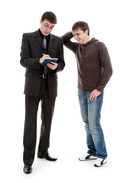 Genç bir adam not defterinde hangi başka bir adama bakarak sahiptir. — Stok fotoğraf