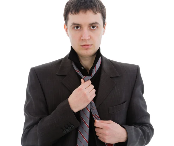 Jovem de terno, amarre uma gravata . — Fotografia de Stock