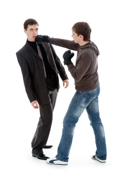 Ein junger Mann stößt einen Geschäftsmann aus. — Stockfoto