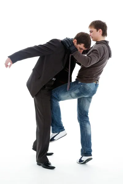 Парень бьет коленом ниже пояса молодого человека . — стоковое фото
