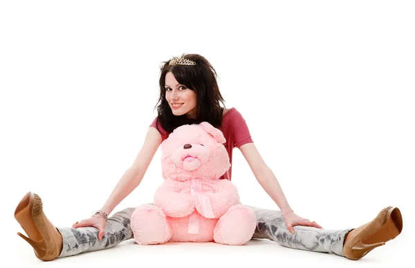 Молода сексуальна дівчина сидить з плюшевим ведмедем ізольовано на білому тлі . — стокове фото
