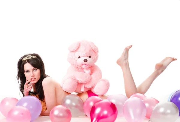 Mladá sexy žena je mezi balónky s Medvídek. — Stock fotografie