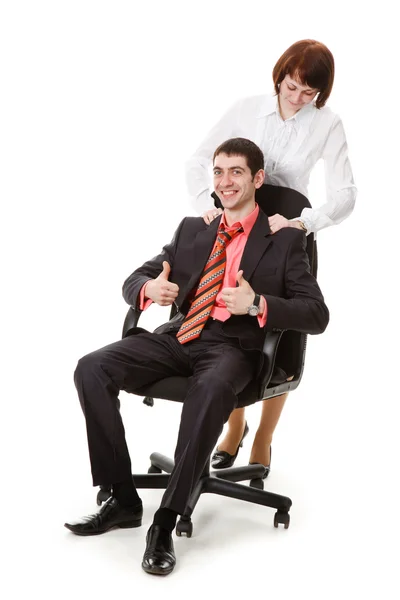 Kvinnan gör massage unga, leende man. — Stockfoto