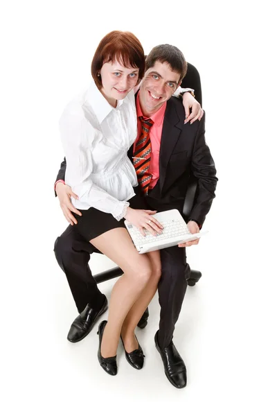 Joven, sonriente, mujer y hombre sentado en una silla con un cuaderno — Foto de Stock