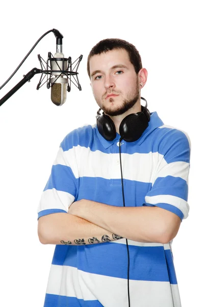 Ung kille med skägg i hörlurar och mikrofon. — Stockfoto