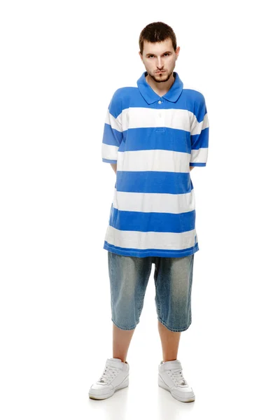 Een jonge kerel met een baard, dragen van shorts, sneakers en voetbal — Stockfoto