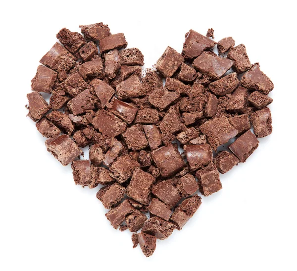 Herz aus dunklen Schokoladenstücken. — Stockfoto