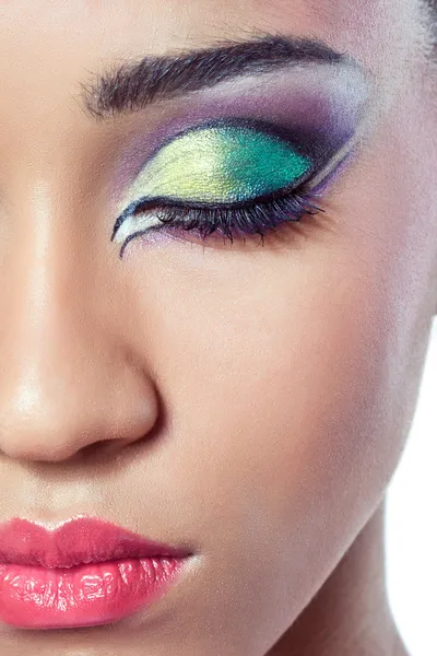 Närbild skott av ett kvinnligt ansikte med färgglad makeup — Stockfoto