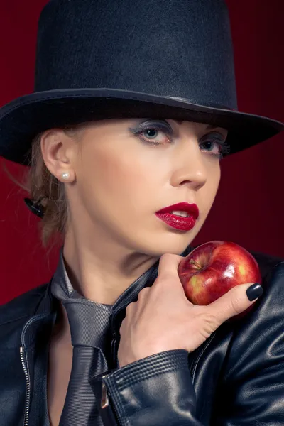 (官能的な womanoffering リンゴの誘惑) — ストック写真