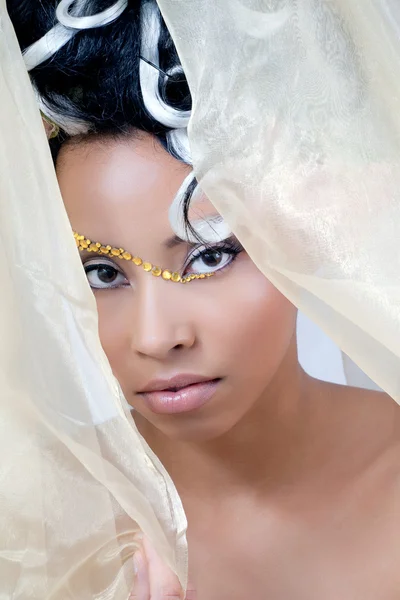 Bela jovem noiva olhando através de véu — Fotografia de Stock