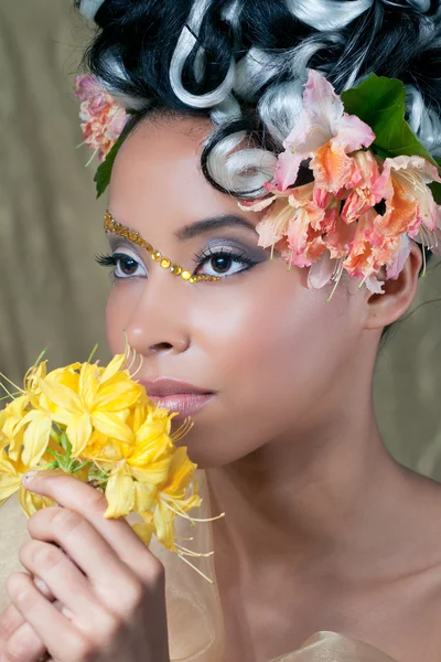 カーリーの髪型とファンタジーの化粧品で美しく若い花嫁 — ストック写真