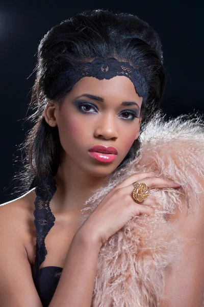 Schönheitsaufnahmen einer jungen schwarzen Frau — Stockfoto
