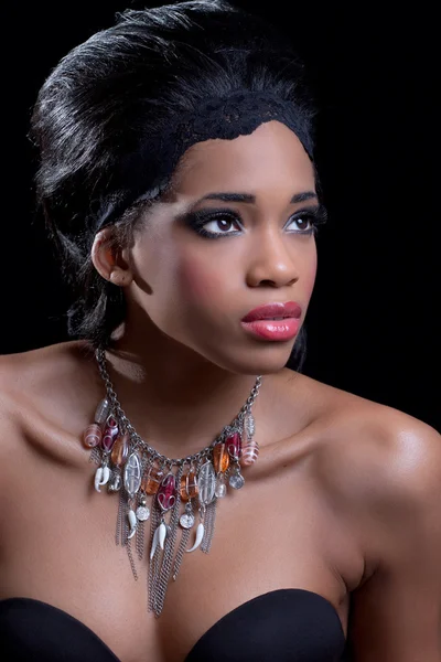 Schöne junge Frau trägt stylische Halskette — Stockfoto