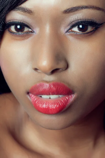 Closeup beauty shot of a young black woman — Stock Photo, Image