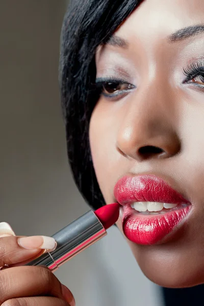 빨간 립스틱을 적용 하는 젊은 아름 다운 여자 — 스톡 사진