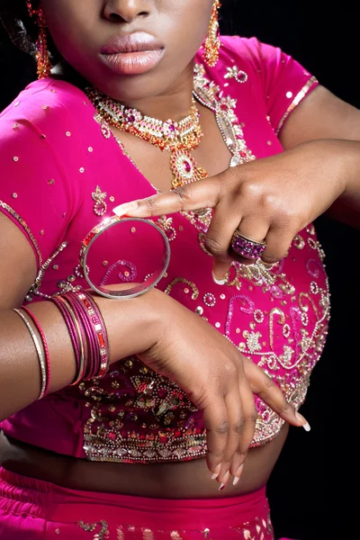 Hintli kadın Ulusal giysiler ve takılar takıyor — Stok fotoğraf