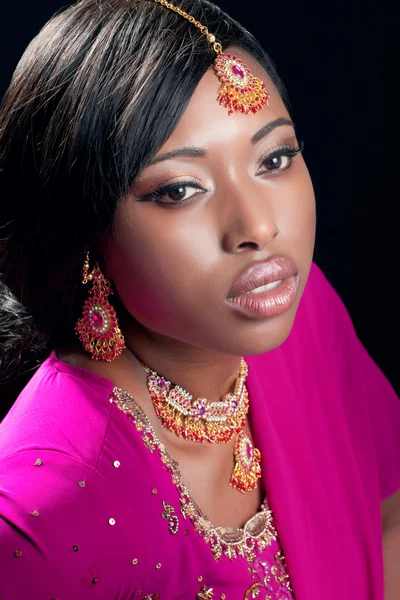 年轻女子穿印度衣服和首饰美容肖像 — 图库照片