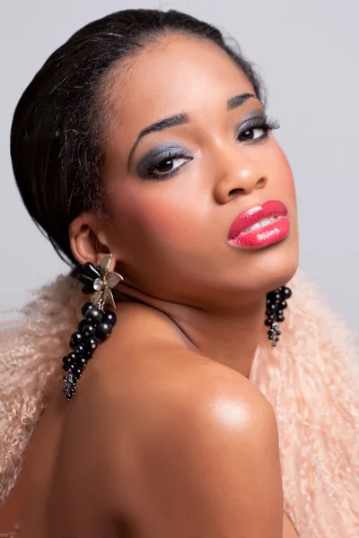 Schönheitsaufnahmen einer jungen schwarzen Frau — Stockfoto